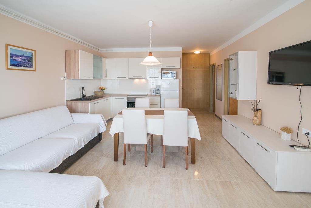Apartments Villa Ana Krk Town Buitenkant foto
